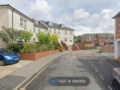 Flat to rent in Hillcreast Court, Guildford GU1