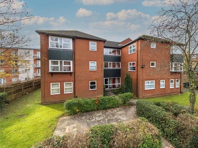 Flat to rent in Lime Tree Place, St. Albans, Hertfordshire AL1