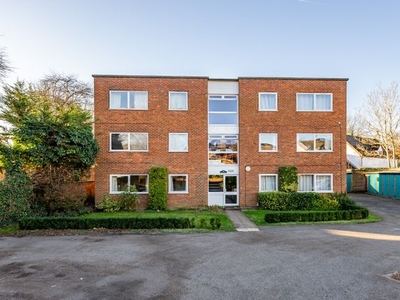 Flat to rent in Lower Luton Road, Harpenden, Hertfordshire AL5