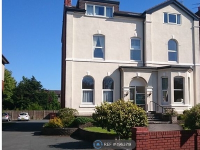 Flat to rent in Malvern Court, Southport PR8