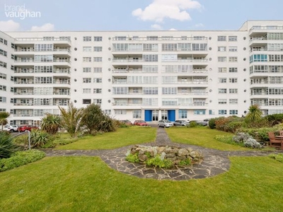 Flat to rent in Marine Gate, Marine Drive, Brighton, East Sussex BN2