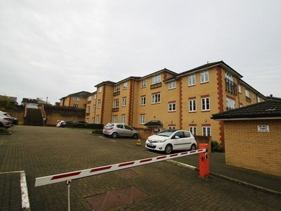 Flat to rent in Oleastor Court, Stoneleigh Road, Ilford IG5