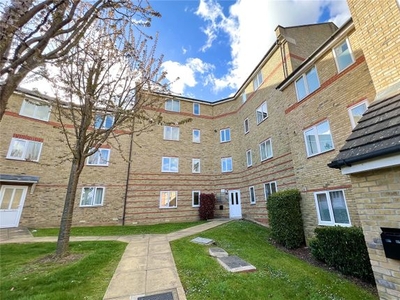 Flat to rent in Rookes Crescent, Chelmsford, Essex CM1