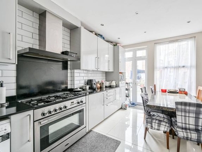 Flat to rent in Streatham High Road, London SW16