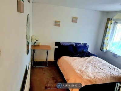 Room to rent in Chesham Way, Watford WD18