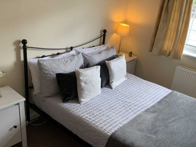 Room to rent in Room 1, 9 Durham Close, Guildford GU2