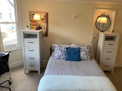 Room to rent in Room 3, 40A Farnham Road, Guildford GU2