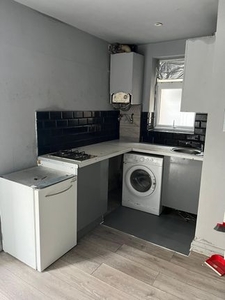 Studio to rent in High Road, Ilford IG1