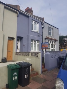 Terraced house to rent in Bear Road, Brighton BN2