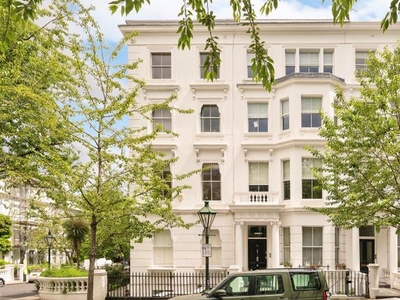 Terraced house to rent in Brunswick Gardens, Kensington W8