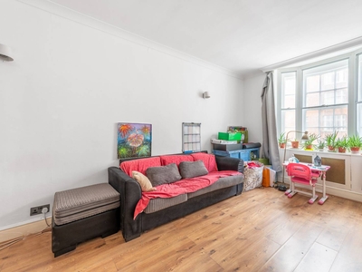 Flat in Queensway, Bayswater, W2