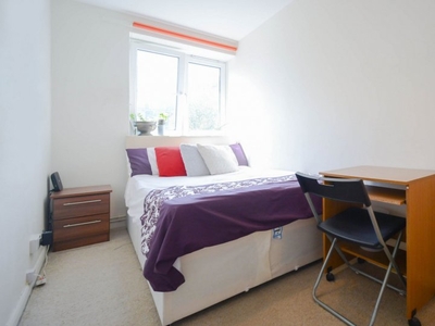 Spacious room in 4-bedroom flatshare in Southwark, London