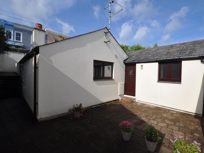 Bungalow to rent in High Street, Falmouth TR11