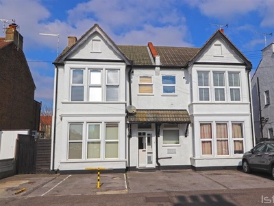Flat to rent in Ambleside Drive, Southend-On-Sea SS1