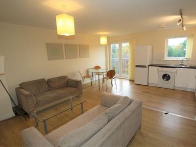 Flat to rent in Central Court, Salford M3
