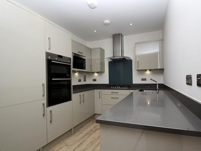 Flat to rent in Joshua House, Annette Close TW17
