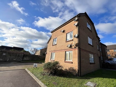 Flat to rent in Malthouse Court, Frome, Somerset BA11
