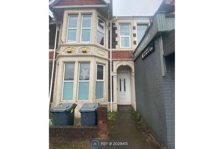 Flat to rent in North Road, Cardiff CF14