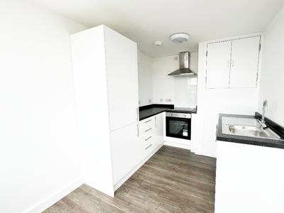 Flat to rent in Oldham Road, Manchester M40