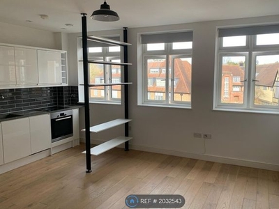 Flat to rent in Park View, Reigate RH2