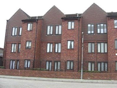 Flat to rent in Willow Road, Liverpool, Merseyside L15