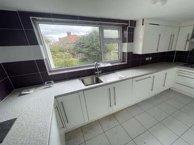 Semi-detached house to rent in Farfield Avenue, Beeston NG9
