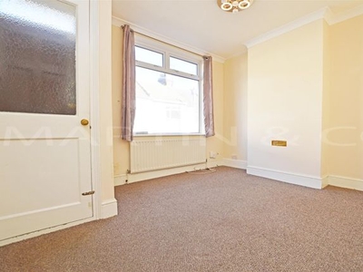Terraced house to rent in Glencoe Road, Chatham ME4