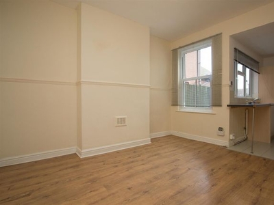 Terraced house to rent in Harcourt Road, Forest Fields, Nottingham NG7