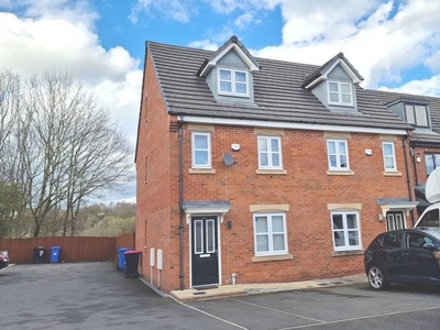 Town house to rent in Greene Way, Salford M7