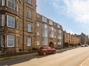 2 bed top floor flat for sale in Trinity