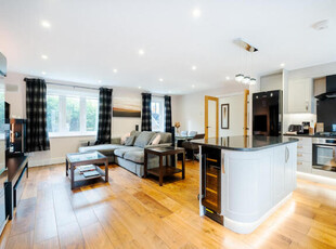 3 Bedroom Flat For Sale In London