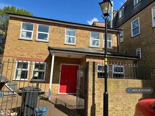 4 Bedroom Detached House For Rent In London