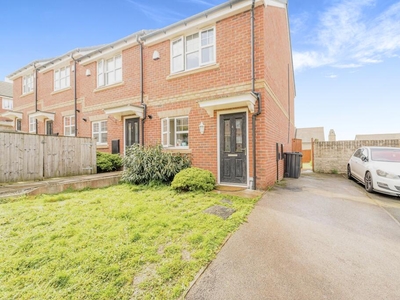 2 bedroom semi-detached house for sale in Woodend Square, Shipley, BD18
