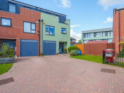 4 Bedroom Town House For Sale In Berkshire
